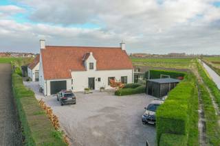 Bent u op zoek naar een uitzonderlijke eigendom waar rust, ruimte en luxe samenkomen? <br /><br />Deze gerenoveerde villa op een riant perceel van 5.550 m² biedt u het beste van twee werelden: een oase van groen en privacy, én de nabijheid van het levendige centrum van Knokke-Heist. Het unieke, open uitzicht op de uitgestrekte Knokse Polders maakt van deze woning een zeldzame parel. <br /><br />Bij binnenkomst wordt u verwelkomd in een stijlvolle inkomhal met gastentoilet en een praktische vestiaire. De ruime en lichtrijke living met sfeervolle gashaard nodigt uit tot ontspannen. Aansluitend vindt u een gezellige veranda met directe toegang tot het terras en de prachtige tuin.<br />De open, moderne keuken is een echte eyecatcher met een centraal kookeiland en hoogwaardige apparatuur. Daarnaast beschikt de woning over een inpandige garage.<br />Op de eerste verdieping bevindt zich de master bedroom met op maat gemaakte inbouwkasten en een privébadkamer met ligbad, lavabo en toilet. Daarnaast zijn er nog drie extra slaapkamers. Deze kamers delen een vernieuwde douchekamer, voorzien van alle comfort.<br />Het bijgebouw bestaat uit een ruime woonkamer met moderne open keuken. Daarnaast bevinden zich op de verdieping twee volwaardige slaapkamers met elk ensuite een douchekamer.<br /><br /><span>Aarzel niet om ons te contacteren voor meer informatie: tel.: 050 62 44 14 of via knokke@immax.be</span>