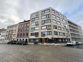 Dit appartement van ca. 80 m² ligt in het centrum van Kortrijk, op een rustig plein met parkeermogelijkheid en op wandelafstand van de...