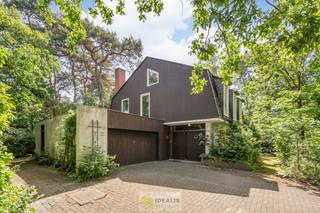 <strong>TE RENOVEREN WONING MET 5 SLAAPKAMERS OP EEN PRACHTIG PERCEEL VAN 15A 75CA OP EEN UITZONDERLIJKE RUSTIGE EN GROENE LIGGING IN DE VILLAWIJK ACHEL STATIE - De woning omvat maar liefst 242m², telt 5 slaapkamers en beschikt over een inpandige garage. </strong><br /><br /><strong>LIGGING: </strong><br />Deze villa is gelegen in een rustige villabuurt op wandelafstand van de Achelse dorpskern alsook op enkele minuten verwijderd van de Nederlandse Grens. Het perceel ligt vlak aan bosgebied en dus een aanrader voor natuurliefhebbers! Winkels, horeca, scholen en openbaar vervoer zijn op een steenworp verwijderd!<br /><br /><strong>INDELING:<br />Gelijkvloerse verdieping: </strong><br />- Inkomhal met gastentoilet – keuken – woonkamer – wasplaats – garage (voor 2 wagens)-<br /><br /><strong>Verdieping: </strong><br />- Nachthal – slaapkamer 1 – slaapkamer 2 – badkamer – slaapkamer 3 – slaapkamer 4 – slaapkamer 5<br /><br /><strong>Kelder:</strong><br />- Kelder/stookruimte (3m²)<br /><br /><strong>Garage:</strong><br />- Inpandige garage (42m²) -<br /><br /><strong>Tuin: </strong><br />– Ruim perceel ingericht als parktuin -<br /><br /><strong>EXTRA TROEVEN:</strong><br />- Zeer ruim perceel<br />- Te renoveren woning<br />- Gegeerde ligging in het groene Achel<br />- Gunstige locatie t.o.v. de Nederlandse grens<br /><br /><strong>Stedenbouwkundige Inlichtingen:</strong><br />Bouwvergunning - Woongebied - Geen dagvaarding - Geen voorkooprecht – Verkavelingsvoorschriften<br /><br /><strong>EPC: 523kWh/m²jaar met certificaatnummer:</strong> 20260607-0003887403-RES-1<br /><br /><strong>O-peil: </strong>niet overstromingsgevoelig<br />P-score: A<br />G-score: A<br /><br /><br /><strong>Benieuwd naar deze woning? Ons IDEALIS Team geeft U met plezier en steeds vrijblijvend de nodige informatie via e-mail, ter plaatse of op ons kantoor te Pelt.<br />Wenst U advies omtrent uw eigen woning? Graag plannen wij vrijblijvend met U een afspraak in om onze expertise met U te delen, steeds tot Uw dienst!!<br />Neem contact op met IDEALIS VASTGOED op 011/515 565 of mail naar info@idealisvastgoed.be!</strong><br /> 