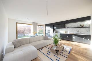 Instapklaar nieuwbouwappartement met tuin Dit gelijkvloersappartement van 81 m² in een recente nieuwbouw combineert comfort, licht en modern wonen...