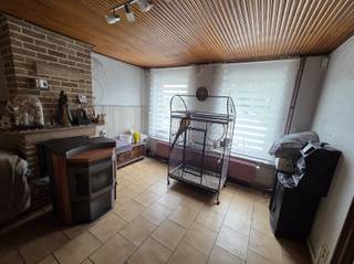 Welkom in deze charmante woning van 209 m² in Frasnes-Les-Anvaing.Indeling: Gelijkvloers: inkomhal, grote salon, eetkamer, ingerichte keuken,...