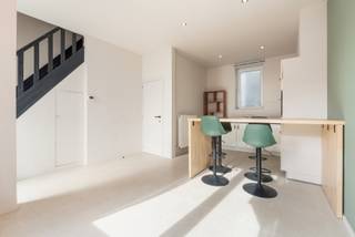 <strong>Eengezinswoning te huur met 2 slaapkamers</strong><br /><br />Op zoek naar een comfortabele woning op een rustige locatie?<br />Deze eengezinswoning met 2 slaapkamers biedt een comfortabele en praktische indeling, ideaal voor een gezin of koppel dat op zoek is naar ruimte en rust.<br />Gelegen in een aangename woonomgeving met alle nodige voorzieningen in de buurt.<br />Onmiddelijk vrij<br />Ongemeubeld verhuurd.<br /><br /><strong>Indeling</strong><br />
<p>Bij het binnenkomen wordt u verwelkomd in een lichtrijke inkomhal.<br />De woning beschikt over een gezellige leefruimte met open keuken en een badkamer met toilet en inloopdouche.</p>
<p>Op de eerste verdieping bevinden zich twee ruime slaapkamers, ideaal voor een gezin, koppel of thuiswerkruimte.<br /><br /><strong>Troeven</strong></p>
<ul><li>Rustige ligging</li><li>Ideaal voor een koppel of gezin</li><li>Vlakbij het centrum strand en zee</li></ul>
<p><br />Interesse?<strong> </strong>Neem gerust contact met ons op voor meer informatie of een bezichtiging.<br /><strong>Contact: </strong>Soraya: soraya@servimoholidays.be / 058/22.41.70</p>
