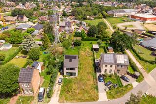 <p><span>Droom je ervan om je eigen woning volledig naar jouw smaak te bouwen? Dan is deze mooi gelegen bouwgrond in het groene Emblem een unieke kans. Op een perceel van ca.</span><span> </span><span>489 m² realiseer je een stijlvolle halfopen bebouwing in een rustige, residentiële straat, met alle dagelijkse voorzieningen én een vlotte verbinding naar Lier, Antwerpen en de E313 binnen handbereik.</span></p><p><span>Bouw jouw thuis op maat</span></p><p><span>In de rustige Mulderweg ligt deze aantrekkelijk georiënteerde bouwgrond voor een halfopen bebouwing. Met een perceelbreedte van ongeveer 10 meter en een diepte van circa 48 meter biedt het perceel heel wat mogelijkheden om een moderne gezinswoning te bouwen die perfect aansluit bij jouw woonwensen.</span></p><p><span>Dankzij de ruime tuin geniet je van volop buitenruimte om een zonnig terras, een groene tuin of een speelplek voor de kinderen aan te leggen. Hier krijg je de vrijheid om een woning te creëren die volledig past bij jouw levensstijl, uiteraard binnen de geldende stedenbouwkundige voorschriften.</span></p><p><span>Groen wonen met alles dichtbij</span></p><p><span>Emblem is geliefd om zijn landelijke karakter en aangename woonomgeving. Je woont hier in een rustige straat met weinig verkeer, terwijl scholen, winkels, openbaar vervoer en sportfaciliteiten zich op korte afstand bevinden. Ook voor pendelaars is dit een uitstekende uitvalsbasis: via de E313 bereik je Antwerpen, Lier, Ranst en omliggende gemeenten bijzonder vlot.</span></p><p><span>Wie houdt van wandelen of fietsen, vindt in de groene omgeving tal van mooie routes en recreatiemogelijkheden. Zo geniet je dagelijks van rust en natuur zonder in te boeten aan bereikbaarheid.</span></p><p><span> </span></p><p><span> </span></p>