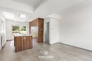 Voor meer info en foto’s, surf naar www.swevers.be – In Koersel vind je deze volledig gerenoveerde en instapklare gezinswoning op een royaal...