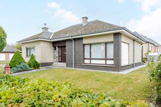<p>[[ DIT PAND NEEMT DEEL AAN DE ERA OPEN HUIZEN DAG OP 19/9 VAN 16:00 TOT 17:00 ]]</p>

<p>Deze bungalow is gelegen in een aangename residentiële wijk en biedt een praktische indeling met alle belangrijke leefruimtes op één niveau. De woning beschikt bovendien over een <strong>inpandige garage en een grote tuin</strong>, wat zorgt voor extra comfort en mogelijkheden.</p>

<p>Via de inkomhal komt u in de leefruimte, die rechtstreeks toegang biedt tot de keuken en de veranda. Daarnaast beschikt de woning over twee slaapkamers en een badkamer. De inpandige garage zorgt voor een handige parkeergelegenheid en extra bergruimte. De woning wordt verwarmd via centrale verwarming op stookolie.</p>

<p>De grote tuin vormt een aangename buitenruimte en biedt verschillende mogelijkheden voor wie waarde hecht aan groen en privacy.</p>

<p>Deze bungalow biedt een uitstekende basis voor wie op zoek is naar comfortabel wonen op één niveau en tegelijk ruimte en potentieel naar eigen wensen wil benutten.</p>

<p>Interesse in deze bungalow? Contacteer ons vandaag nog voor meer informatie of om een bezoek ter plaatse in te plannen.</p>