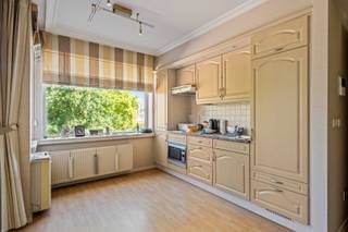 Deze aangename assistentiewoning van 51 m² is gelegen in Residentie Ennea, op een gunstige locatie nabij het centrum van Sint-Niklaas. Dankzij de centrale ligging bevinden winkels, voorzieningen en het stadscentrum zich op korte afstand.<br /><br />De woning beschikt over een lichtrijke leefruimte met ingerichte keuken, die aansluit op het aangename terras. Verder is er een slaapkamer en een badkamer met douche, lavabo en toilet.<br /><br />Residentie Ennea biedt een rustige en comfortabele woonomgeving, gecombineerd met de nabijheid van het stadscentrum en diverse voorzieningen.<br /><br />Deze assistentiewoning is ideaal voor wie op zoek is naar comfortabel en zelfstandig wonen, maar kan eveneens interessant zijn als investering.<br /><br />Interesse of wenst u meer informatie? Neem gerust contact op voor een afspraak of een bezichtiging.<br />manon@woonvast.be/ +32 493 72 43 21