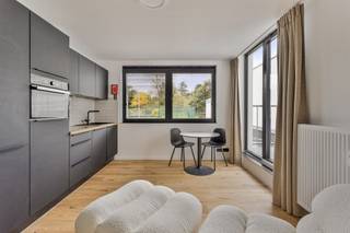 <p>***alle informatie op www.connect-immo.be***<br /><br />Deze residentie is gelegen aan de Leuvense stadsrand, namelijk op de Geldenaaksebaan! Deze locatie biedt zowel voor studerende jongeren in Leuven, Heverlee én Brussel een goede uitvalsbasis. <br /><br />Niet alleen de rustige omgeving is een troef maar ook de faciliteiten in de nabijheid zijn mooi meegenomen. Zo kan je er het openbaar vervoer vinden op enkele meters van het gebouw. Supermarkten, printshops, apotheek… op wandel/ fietsafstand. Het verlengde van de straat geeft uit op Sportoase waar je als student kan deelnemen aan groepslessen of gewoonweg kan ontspannen. Abdij Van Park is een Norbertijenabdij gelegen aan Leuvense bossen en is de ideale uitvalsbasis voor studenten die naast het studeren wensen te ontspannen. Je geniet er als het ware van de natuur en dit op een boogscheut van Leuven. Men kan hier echt wel spreken van een verborgen parel.<br /><br />De studio is gelegen op de eerste verdieping, aan de achterzijde van het gebouw en beschikt over een privatieve keuken en badkamer, en bijkomend een privatief terras. Bovendien wordt de studio volledig bemeubeld verhuurd.<br /><br />Interesse in een bezoek ter plaatse? Contacteer ons vandaag nog: verhuur@connect-immo.be of 016 229 228<br /><br />Huurprijs: €975 + €50 (provisie kosten gemeenschappelijke delen en internet) + water en elektriciteit privatief<br />Beschikbaar vanaf 1 augustus 2026<br />EPC: 54 kWh/(m2jaar) - 3150865</p>