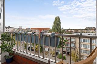 Zeer centraal gelegen appartement op de 5eV (met LIFT) , dat een prachtig panoramisch uitzicht over de stad biedt.  Het bevindt zich in een...