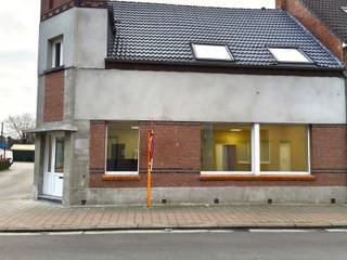 Volledig gerenoveerd handelspand geschikt voor verschillende doeleinden (horeca, kapper, winkel, kantoor, enz...) op een hoek, met kelder, vlakbij...