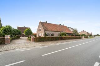 <p>Aan Zwaantje 103-105 sta je voor een open bebouwing uit 1977 op een perceel van 1.740 m².<br />Wie hier aankomt, merkt meteen hoeveel ruimte er rondom is. Het perceel is ongeveer 50 meter breed langs de straat.</p><p>Het gebouw telt twee woonentiteiten met elk een eigen huisnummer. De verkoper zelf woont in het grootste deel, een kleinere entiteit is op heden verhuurd.<br />Beide genieten een EPC B-label (182 kWh/m² jaar en 199 kWh/m² jaar) en alle technieken zijn gescheiden. Zo kan je de twee woningen volledig onafhankelijk van elkaar laten functioneren.</p><p>Nummer 105<br />Je komt binnen in de inkomhal die toegang geeft tot de leef- en zitruimte. Daarnaast vind je de keuken en een garage met achterinkom, toilet en koele berging. Er zijn drie slaapkamers en een badkamer.</p><p>Nummer 103<br />Via de achterinkom kom je in de keuken en de berging. Daarna volgen de leefruimte, een badkamer en een slaapkamer. Dit is een compactere, praktische entiteit, ideaal voor een familielid, een huurder of als eigen bewoning.</p><p>Beide woningen komen via een zoldertrap uit op een ruime zolder. Die is momenteel niet afgescheiden en geeft heel wat extra mogelijkheden.<br />Wat opvalt is de zeer degelijke dubbele garage met betonnen gewelven en verdieping. Dit is een bijzonder stevige constructie die zich leent voor opslag, een atelier of hobbyruimte.<br />De tuin is niet opgesplitst en vormt één geheel, wat het gevoel van ruimte nog versterkt.</p><p>Mogelijkheden:</p><ul><li><p>Behouden zoal het is: twee woningen naast elkaar, met één bewoond deel en één verhuurd deel,</p></li><li><p>Kangoeroewoning: twee generaties op één domein,</p></li><li><p>Omvormen tot een eengezinswoning,</p></li><li><p>Ontwikkeling: met een breedte van 50 meter bieden zich hier mogelijkheden tot halfopen en open bebouwing. Na afbraak van de bestaande gebouwen laat de gemeente enkel deze types toe, uiteraard mits de nodige vergunningen.</p></li></ul><p>De beschikbaarheid is in overleg te bepalen, de verkoper blijft wonen tot de zomer van 2027, voor de verhuurde entiteit moet de wettelijke opzegtermijn gerespecteerd worden.</p><p>De vermelde prijs betreft een richtprijs. De eigenaar-verkoper behoudt zich het recht voor om een bod al dan niet te aanvaarden.</p><p>Wilt u deze eigendom en zijn troeven zelf ontdekken, neem dan zeker contact op voor het plannen van een bezoek ter plaatse.<br /><strong><u>Interesse?</u></strong> Contacteer Steffi telefonisch op 0498/50.50.94 of per mail steffi@vastgoeddevos.be</p>