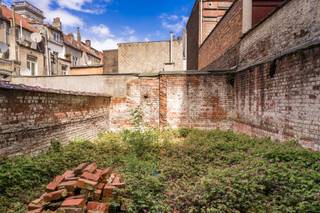 <p><span>Spacious house to renovate (+/- 320m²) with garden on a strategic location in Schaerbeek. Ground floor with spacious entrance hall and 3 nice successive rooms. On the 0.5 floor a toilet and storage room. The first floor is currently arranged as a large & bright living space with adjoining fitted kitchen and a compact hall with separate toilet. Second floor with 2 spacious bedrooms (20m² & 19m²) and bathroom. The 3rd floor is the fully equipped attic currently serving as a separate studio with extra mezzanine. Spacious cellar and private garden (+/- 45m²). Good location within walking distance of public transport, train station (Brussels North), several shops, schools and access roads.</span></p>
