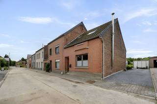 deze woning in halfopen bebouwing bevindt zich in een doodlopende straat in Vertrijk, een deelgemeente van Boutersem die een vlotte bereikbaarheid biedt. De woning heeft fijne leefruimtes op het gelijkvloers en twee grote plus een kleine slaapkamer op de verdieping. De aangelegde tuin achteraan de woning geeft uit om de omliggende velden.
Omvattende:
Gelijkvloers: inkomhal, zit- en eetkamer, keuken, badkamer, berging en wasplaats
Eerste verdieping: nachthal, 3 slaapkamers, toiletruimte
Kelderverdieping: hal en keldercompartiment
Oprit, garage, terras en tuin: oprit, garage, aangelegde tuin met terras en berging
Ligging: de woning bevindt zich in een doodlopende straat in Vertrijk, een deelgemeente van Boutersem. De locatie biedt alle faciliteiten in de nabije omgeving en een bijzonder makkelijke bereikbaarheid. Bushaltes zijn vlakbij, het station van Vertrijk bevindt zich op 950m en de aansluiting met de E40 is op een 1 km rijden.
De beschikbaarheid van deze woning is bij akte.
https://www.itimmo.be/maagdomstraat-19-boutersem