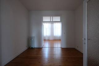 Dit prachtig appartement is gelegen op een centrale locatie, in de nabijheid van openbaar vervoer, winkels en gezellige horeca.Op de vierde...