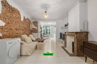 Dit stijlvolle appartement met een bewoonbare oppervlakte van 78 m² (volgens EPC) bevindt zich op de eerste verdieping van een mede-eigendom met negen appartementen, verdeeld over vier verdiepingen. De lichtrijke leefruimte vloeit naadloos over op de uitgeruste keuken, gelegen aan de achterkant van het appartement met uitzicht op de prachtige gemeenschappelijke tuin. Vooraan bevindt zich de ruime slaapkamer met en suite de badkamer uitgerust met een inloopdouche en toilet.<br /><br />De ligging is ideaal, met metrostation Ribeaucourt, bussen, trams en de kleine ring op wandelafstand, evenals winkels, supermarkten, scholen en het historische centrum van Brussel.<br /><br />Divers: Het appartement beschikt over een EPC C (147 kWh/m²/jaar), stedenbouwkundige inlichtingen, kadastrale gegevens en elektriciteitsattest in aanvraag, individuele verwarming op aardgas, +-€90 gemeenschappelijke kosten( syndicus, onderhoud, elektriciteit, reservefonds) PVC raamprofielen met dubbele beglazing, authentieke parket- en tegelvloeren, een aparte wasruimte en een kelder<br /><br />Interesse in een bezichtiging? Neem snel contact op met Davy Vermander via 0495 44 77 53.<br /><br />