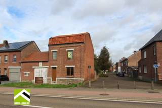 Deze woning is gelegen op een hoekperceel aan de Kruissteenweg met de naastgelegen straat "Kleine Helverik".<br /><br />De woning dient volledig gerenoveerd te worden.<br /><br />Huidige indeling: <br />x inkomhal met trap naar de verdieping; <br />x vooraan woonkamer/zitruimte; <br />x aansluitend de eetkamer; <br />x naastgelegen keuken.<br /><br />Via de hal is er toegang tot de kelder, met eveneens toegang via een buitentrap.<br /><br />Op de verdieping zijn er 3 slaapkamers en een vaste trap naar de zolder.<br /><br />De naastgelegen schuur is ideaal om te combineren als garage/berging/hobbyruimte of als uitbreiding van de woning.<br /><br />Samen met de achterliggende tuin heeft dit perceel een diepte van ongeveer 30 meter.<br /><br />Voor verdere info kunt u contact nemen met ons kantoor op het nummer 012 23 00 23 of mail uw vragen aan roland@immo-leroi.be.