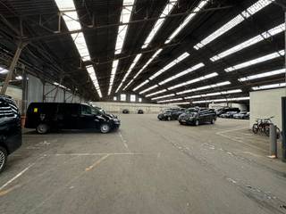 Aan de Wiedauwkaai te Gent komt begin 2027 een ruim en instapklaar magazijn van <strong>3.900 m² </strong>te huur. Dankzij de <strong>nokhoogte van 14 meter</strong> is het pand uitermate geschikt voor opslag en logistieke activiteiten.<br />Het magazijn verkeert in een goede staat en is in principe <strong>onmiddellijk inzetbaar voor opslag.</strong> Daarnaast staat de eigenaar open voor overleg omtrent eventuele <strong>verfraaiings- en aanpassingswerken, afhankelijk van de noden van de huurder.</strong><br /><br />Indien er behoefte is aan <strong>extra opslagruimte of kantoorruimte</strong>, kan dit besproken en geïntegreerd worden, wat dit pand ook interessant maakt voor bedrijven die op zoek zijn naar een oplossing op maat.<br /><br /><em><u><strong>Troeven:</strong></u></em>
<ul>
	<li>Magazijn van 3.900 m²</li>
	<li>Nokhoogte: 14 m</li>
	<li>Instapklaar en ideaal voor opslag</li>
	<li>Flexibiliteit mogelijk qua indeling en afwerking</li>
	<li>Strategische ligging aan de Wiedauwkaai in Gent</li>
</ul>
Beschikbaar vanaf 01/07/2026<br /><br />Deze ruimte is perfect voor bedrijven die behoefte hebben aan een flexibele en veilige opslag- of werkruimte.<br />Voor meer informatie of het plannen van een bezichtiging, neem vandaag nog contact met <strong>Simon De goque</strong> op voor meer informatie of een bezichtiging via <br /><u><em><strong>+32 473 37 55 50</strong></em></u>  of <u><em><strong>simon.dg@kmovastgoed.be</strong></em></u>