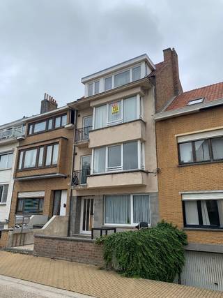 Dit appartement is niet gemeubeld en bevindt zich op de tweede verdieping, er is geen lift in dit gebouw.Bestaat uit inkom, woonkamer, keuken met...