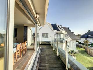3 slaapkamer duplex appartement met zonneterras te huur gelegen in een rustige omgeving te Middelkerke, dichtbij centrum en zeedijk. Het appartement beschikt over een privatieve kelderberging en een ruime garagebox in hetzelfde gebouw!<br /><br />Indeling:<br />op de 2de verdieping:<br />- lichtrijke leefruimte met open zicht<br />- zonneterras <br />- open keuken voorzien van o.a. frigo met vriesvak, elektrische kookplaten en dampkap<br />- berging met aansluiting wasmachine<br />- badkamer 1 met ligbad <br />- apart toilet<br />- slaapkamer 1 (11m²)<br /><br />op de 3de verdieping:<br />- slaapkamer 2 (9m²)<br />- slaapkamer 3 (16m²)<br />- badkamer 2 met ligbad, lavabomeubel en toilet<br /><br />- het appartement wordt gemeubeld verhuurd<br />- algemene kosten 120,00/maand<br />- provisie waterverbruik 30,00/maand<br /><br />Beschikbaar vanaf 01/11/2026<br /><br />Ben je geïnteresseerd in dit pand te huur in Middelkerke? Ga naar de website www.dewaele.com, klik op het pand dat je wenst te huren. Via de rode knop "vraag je bezoek aan" vragen we u kort een profiel in te vullen. Daarna nemen we contact op voor een bezoek. Telefonisch kunnen er geen afspraken gemaakt worden.