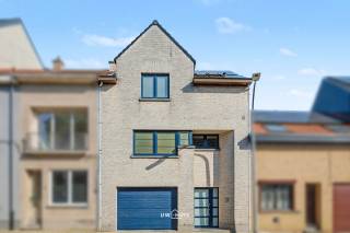 In het aangename centrum van Temse, op wandelafstand van winkels, scholen, ontspanning en openbaar vervoer, bevindt zich deze leuke en instapklare woning.
Op het gelijkvloers beschikt de woning over een ruime garage en een aparte werkruimte met 400V-aansluiting, ideaal voor het uitoefenen van een hobby of bijberoep.
Op de eerste verdieping bevindt zich een gezellige en lichtrijke leefruimte met aansluitend een ruime, volledig geïnstalleerde keuken.
De tweede verdieping telt twee slaapkamers, waarvan één eenvoudig kan worden opgesplitst in twee volwaardige kamers. Hierdoor kan de woning perfect ingericht worden als gezinswoning met drie slaapkamers. Verder is er een ruime badkamer aanwezig en een zolder die bereikbaar is via een zolderluik.
De woning is bovendien uitgerust met centrale verwarming op aardgas, airconditioning (warm/koud), zonnepanelen, dubbele beglazing en beschikt over een gunstig EPC.<br />Kortom, een praktische en veelzijdige woning op een centrale ligging in Temse.
