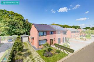 GOED ONDERHOUDEN GEZINSWONING MET 3 SLAAPKAMERS EN RUIME TUIN TE BILZEN<br /><br />*** Bekijkt U dit handelspand via een aanverwante website? Surf dan naar https://matisimmo.be/nl/aanbod/4417546/huis-te-koop-in-3740-bilzen-hoeselt en klik op volgende link voor het INTERACTIEF GRONDPLAN: https://grondplan.matisimmo.be/grondplan/?map=HoeseltJonkherenbosstraat50 ***<br /><br />Deze goed onderhouden gezinswoning vinden we terug aan het Jonkherenbos 50 te Bilzen, de woning is zeer rustig doch centraal gelegen. Alle voorzieningen, alsook de op- en afrit naar de autostrade E313 zijn van hieruit vlot bereikbaar. Ook het gezellige stadscentrum van Bilzen is bereikbaar op 10 minuten rijden.<br /><br />De woning onderging in de laatste jaren al enkele renovaties, volgende zaken werden reeds aangepast:<br />- 2016: dak vernieuwd en voorzien van 16cm isolatie<br />- 2017: isolatie in de spouwmuur<br />- 2019: gevel opnieuw gevoegd<br />- 2025: nieuwe cv-ketel (ecotec Vaillant)<br /><br />We betreden de woning via de inkomhal met gastentoilet die toegang biedt aan de leefruimte met zit- en eetplaats. Verder vinden we de ingerichte keuken met aansluitend twee bergingen.<br />Vanuit de berging bereiken we het overdekte terras met zicht op de ruime tuin, achterliggend beschikt de woning tevens over een perceel bos waar het zalig vertoeven is. Naast de woning vinden we de garage terug.<br /><br />De eerste verdieping is ingericht met een nachthal, drie slaapkamers en de badkamer. De badkamer is voorzien van een enkele lavabo, de aansluiting voor het wasmachine en de douche. Tot slot is er nog een zolder die kan dienen als extra bergruimte.<br /><br />Voor meer informatie of een bezoek ter plaatse kan u vrijblijvend contact opnemen met ons kantoor via 089/44.00.00 of <span>info@matisimmo.be</span>.<br /><br /><span><em>De vermelde woonoppervlakte is steeds de bruikbare vloeroppervlakte overgenomen uit het EPC-verslag.</em></span><br /><br /><em>Bestuursmaatregelen in het maatregelenregister: nee</em>