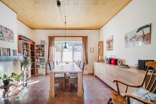 Gezellige woning met mooie tuin en een appartement van 77 m² met 1 slaapkamer als aparte entiteit. Woonhuis indeling: inkomhal, ruime woonkamer met eetkamer en zithoek, ingerichte keuken en overdekt terras, op het gelijkvloers is er tevens een slaapkamer, dressing, een badkamer met douche, wastafel en toilet, bureau. Eerste verdieping: nachthal, 2 ruime slaapkamers, bureau en badkamer douche, wastafel en toilet. Zolder met uitbreidingsmogelijkheden. Grote kelder en praktische garage. Appartement indeling: inkomhal gelijkvloers met trap naar de eerste verdieping: woonkamer, ingerichte keuken, badkamer met douche, enkele lavabo en toilet, slaapkamer en veranda. Eveneens een zolder met uitbreidingsmogelijkheden. Aparte tellers. Oprit voor 2 wagens. Goede ligging op wandelafstand van bus, nabij scholen, winkels en belangrijke invalswegen. De Internationale Duitse School Brussel is op ± 1 km, de Brussels American School is op ± 1,5 km, de British School of Brussels is op ± 5,5 km en de European School Brussels II is op ± 6–7 km. Het NAVO-hoofdkwartier is ±7,8 km en het hoofdkantoor van de Europese Commissie is ±14 km.  EPC Woning 387 kWh/(m²jaar) UC 260203-0003788787, EPC Appartement 271 kWh/(m²jaar) UC 20240828-0003351808. De woning is beschikbaar bij akte, het appartement is verhuurd. 