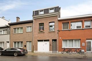 <p>Deze ruime bel-étagewoning biedt tal van mogelijkheden voor wie op zoek is naar een renovatieproject met potentieel. Met een bewoonbare oppervlakte van<strong> 187 m²</strong>, twee volwaardige slaapkamers en een zonnige tuin is dit een ideale gezinswoning of investering. Bij het betreden van de woning komt u terecht in een ruime inkomhal die toegang geeft tot de <strong>wasruimte</strong>, een apart gastentoilet en de <strong>inpandige garage</strong>.</p><p>Op de eerste verdieping bevindt zich de gezellige <strong>leefkeuken met zithoek</strong>, aansluitend op de <strong>lichtrijke leefruimte</strong> die is uitgerust met praktische ingemaakte kasten. De tussenverdieping herbergt de te renoveren badkamer, momenteel ingericht met een ligbad, douche, tweede toilet en lavabo. Op de tweede verdieping vindt u <strong>twee ruime en volwaardige slaapkamers</strong>.</p><p>Als absolute troef beschikt deze woning over een prachtige achtertuin, te betreden vanuit de wasruimte op de gelijkvloerse verdieping, van ongeveer 150 m², waar u in alle rust kunt genieten. Het aangelegde terras van circa 44 m² vormt de perfecte plek voor gezellige momenten met familie en vrienden. Bent u op zoek naar een woning die u volledig naar eigen smaak kunt renoveren? Dan is dit pand zeker een bezoek waard!</p><p>Extra: <br />- EPC 362 kWh/m2 jaar (Score D -> GEEN renovatieverplichting!)<br />- Watertoets: perceelscore A, gebouwscore A. <br />- Stedenbouwkundige informatie in aanvraag, maatregelenregister in aanvraag</p><p>Nabij school, winkels, autosnelweg, openbaar vervoer, etc. Voor meer info ga naar www.coenenvastgoed.be of bel 03/375.82.92</p>