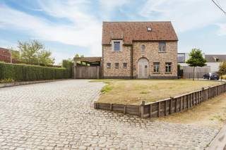 Ben jij op zoek naar een moderne, instapklare en vooral energiezuinige (EPC: A) woning? Kom dan deze prachtige villa ontdekken!<br /><br />Gelegen op een ruim perceel van 1.516 m², biedt deze villa alles wat u zoekt: comfort, ruimte en een prachtige tuin met bijgebouw om heerlijk te ontspannen. <br /><br />Deze recente villa werd opgetrokken in een landelijk-moderne stijl en verder afgewerkt met kwalitatieve materialen. <br /><br />Binnen geniet je van een ruime, aangename leefruimte met open keuken. De woning is praktisch ingedeeld en combineert comfort met een warme, huiselijke sfeer. Grote raampartijen zorgen voor een overvloed aan natuurlijk licht en een mooi zicht op de ruime tuin. <br /><br />INDELING<br /><br />Ruime inkomhal met toilet - ruime leefruimte houthaard en eetplaats - open keuken - wasplaats - ruime carport met poort - terras - tuin - bijgebouw<br /><br />Slaapkamer 1 - toilet - badkamer (dubbele lavabo, ligbad, inloopdouche) - slaapkamer 2 - slaapkamer 3 <br /><br />Ruime zolder die verder afgewerkt kan worden tot extra (slaap)kamer.<br /><br />ALGEMENE INFO<br />- Hoogwaardig afgewerkt met duurzame materialen zoals een parketvloer, een eiken carport en een cederhouten bijgebouw.<br />- Uitstekende energieprestatie met een EPC-label A en uitgerust met een zonneboiler.<br />- Rustig gelegen op een toplocatie met een snelle en vlot bereikbare verbinding naar belangrijke invalswegen.<br /><br />Interesse in deze woning? Maak dan zeker uw afspraak voor deze woning te koop in Avelgem via 0472 18 64 20 of matisse.vandererven@dewaele.com.<br /><br />Bestuursmaatregelen in het maatregelenregister: nee