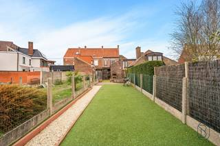 Op zoek naar een instapklare woning met ruimte, comfort én potentieel? Deze charmante woning in Hulste heeft het allemaal.
De woning beschikt over een praktische indeling met op het gelijkvloers de inkomhal, living, een ruime leefkeuken met vernieuwde keuken, een apart toilet en de badkamer.
Op verdieping +1 bevinden zich de nachthal en drie slaapkamers. De geïsoleerde zolder op verdieping +2 biedt bovendien de mogelijkheid om twee extra (slaap)kamers te creëren. Achteraan is er een tweede uitweg die rechtstreeks leidt naar de garage — een grote troef voor wie extra toegankelijkheid wenst.
Troeven: EPC D, conforme elektrische keuring, instapklaar, droge kelder, tweede uitweg naar garage
Een ideale gezinswoning voor wie comfortabel wil wonen.
Interesse? feline@immobeguin.be