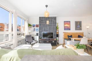 In Elsene, in de gegeerde Universiteitswijk, ontdekt u dit lichtrijke gerenoveerde appartement van ±83 m², gelegen op de 3de en bovenste verdieping van een charmant klein gebouw uit de jaren 30.<br /><br />Het gebouw is goed onderhouden: dubbele beglazing, dak en verwarmingsketel vernieuwd in 2010. Collectieve verwarming op gas, conforme elektriciteit. EPC : G. Momenteel verhuurd via een huurcontract van één jaar.<br /><br />Een mooie opportuniteit vlak bij universiteiten, winkels en openbaar vervoer.<br />
<p><span>3de verdieping</span>, genaamd “appt 4” (LOT 8): Quotiteiten 235/1000</p>
<ul>
<li>Inkomhal van ±5 m²</li>
<li>Ruime en lichtrijke leefruimte van ±31 m² met open keuken van ±5 m²</li>
<li>Badkamer</li>
<li>Toilet met handenwasser</li>
<li>Slaapkamer van ±14 m²</li>
<li>Slaapkamer van ±10 m² met toegang tot het noordwestgerichte terras van ±3 m²</li>
</ul>
<p>Privatieve kelder: “lot 4”</p>