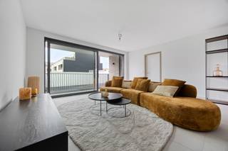 <p><strong>ONTDEK ONZE MODELAPPARTEMENTEN. BEL VOOR EEN AFSPRAAK!<br /><br />Residentie Veertien: Een duurzame woonbeleving in het centrum van Zandhoven. Op dezelfde plek waar vroeger <em>14 billekens</em> de toog versierden, bouwen we vandaag aan een nieuw verhaal.</strong></p>
<p>Aan de flank van de Langestraat, die verscheidene Kempense gemeentes met elkaar verbindt, strijkt Residentie Veertien neer. Deze strategische ligging zorgt ervoor dat bewoners zich makkelijk kunnen verplaatsen naar de stadscentra van Antwerpen en Lier maar ook verschillende dorpskernen zijn nooit ver weg. Wekelijkse inkopen doen, een glaasje drinken onder de gezellige kerktoren van Zandhoven of naar harte shoppen in allerhande winkels: het kan allemaal te voet of met de fiets.<strong> </strong></p>
<p><strong>We streven ernaar een project te ontwikkelen dat een thuis creëert voor eenieder en het hoofd biedt aan de hedendaagse noden.</strong></p>
<p>Residentie Veertien zal bestaan uit 33 appartementen en een handelsruimte en zal gekenmerkt worden door haar vooruitstrevendheid en kwaliteit. De units, verdeeld over twee gebouwen, bestaan uit 1 tot 3 slaapkamers, beschikken allen over een terras en variëren in grootte tussen 71 en 137 m². Ons cliënteel heeft bij de inrichting van de appartementen bovendien nog veel keuzevrijheid waardoor elk appartement uniek wordt en iedereen hier een thuis vindt. Niet enkel individualiteit maar ook samenhorigheid heeft een plek in dit project door de groene binnenplaats die als ontmoetingsplek voor bewoners zal dienen. Ten slotte werd ervoor gekozen te verwarmen aan de hand van geothermie en energie op te wekken via zonnepanelen. Deze combinatie van geavanceerde methodes zorgt ervoor dat het E-peil van elk appartement onder 20 duikt, waardoor U 100% vrijstelling krijgt op de onroerende voorheffing gedurende de eerste 5 jaar. Naast veel aandacht voor het milieu , kan U ook rekenen op een hoogwaardige afwerking dmv ruime budgetten, prima comfort en royale lichtinval.<br /><span>Een staanplaats en berging in de ondergrond dient mee aangekocht te worden.</span></p>
<p>Info en verkoop:</p>
<p>De verkoop geschiedt onder BTW op het constructie-aandeel en registratierechten op het grondaandeel, onder de voorwaarden van de wet Breyne. Voor meer info of een verkennend gesprek, contacteer Karin (0486/97 84 27) of mail (karin@reds.be)!</p>