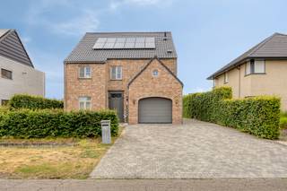 Deze charmante open bebouwing met 5 tot 7 slaapkamers is gelegen op een perceel van 819 m² in Balen-Wezel. <br /><br />De woning geniet van een vlotte verbinding naar de omliggende gemeenten Mol, Balen en Lommel en de Ring. Bovendien bevindt ze zich op een gunstige locatie, vlak bij natuurgebied De Most en recreatiegebied De Keiheuvel. Winkels en voorzieningen zoals buurtwinkels, een bakker, dierenarts, apotheek,... bevinden zich in de nabije omgeving. Ook de kleuter- en basisschool liggen op wandel- en fietsafstand.<br /><br />Via de inkomhal met gastentoilet betreed je de lichtrijke leefruimte, bestaande uit een gezellige zithoek, een aangename eetplaats en een eerste polyvalente kamer, die momenteel is ingericht als bureau maar ook perfect dienst kan doen als extra slaapkamer. Aansluitend bevindt zich de keuken, uitgerust met een gaskookplaat met afzuigkap, een Amerikaanse koelkast, een vaatwasser, een oven en een microgolfoven. Zowel de leefruimte als de keuken hebben zicht op de tuin. Dankzij de grote raampartijen geniet je hier het hele jaar door van een mooi uitzicht op de tuin. Naast de keuken bevinden zich een handige berging/wasplaats en ruime garage. Verder beschikt de woning over een praktische kelder en kruipkelder, wat extra opbergruimte biedt.<br /><br />Op de eerste verdieping geeft de nachthal toegang tot vier volwaardige slaapkamers. De master bedroom beschikt over een eigen ensuite badkamer met ligbad, douche, dubbele wastafel en handdoekdroger. Daarnaast is er nog een aparte badkamer voorzien van een douche en een dubbele wastafel, ideaal voor extra comfort voor het gezin of gasten.<br /><br />De zolderverdieping is bereikbaar via een vaste trap en werd reeds opgedeeld in twee kamers. Deze ruimtes kunnen verder naar eigen smaak en behoeften afgewerkt worden, waardoor ze tal van mogelijkheden bieden. <br /><br />De ruime tuin beschikt over een zwembad en een aangelegd terras. <br /><br />Tot slot scoort deze woning uitstekend op vlak van energiezuinigheid met een EPC-label A. Dankzij de aanwezigheid van 22 zonnepanelen en vloerverwarming geniet je van een energiezuinige en comfortabele woonomgeving met lage verbruikskosten.