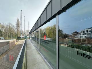 Fantastisch gelegen kantoor met een oppervlakte van<strong> 156 m² te huur</strong> langs én met visibiliteit van de bedrijvige Meensesteenweg op slechts 300 m van de Ringlaan (R8) met onmiddellijke verbinding naar de A19 en de E403.<br /><br />Het<strong> instapklaar kantoor </strong>maakt deel uit van <strong>het kwalitatieve bedrijvencentrum 'Bizz-Init' </strong>bestaande uit 3 verdiepingen voorzien van o.a. onthaal, vergaderalen, airco en beveiliging. Het verleent ondernemers een aangename en betaalbare werkplek met alle benodigde faciliteiten.<br /><br />Kantoor <strong>kan opgesplitst worden in 7 verschillende ruimtes</strong> met elk zijn toegang.<br /><br />Het bedrijvencentrum biedt een <strong>uitstekende uitvalsbasis voor de hele regio</strong> en is gelegen in een levendige buurt met tal van winkels en eetgelegenheden in de directe omgeving. Tevens vlotte bereikbaarheid met het openbaar vervoer: station Bissegem bevindt zich op slechts 550 m.<br /><br />Alsook mogelijkheid tot huren van kantoorruimtes met oppervlaktes van 31 m² tot 273 m². Ruime parkeermogelijkheden bij het gebouw. Onmiddellijk beschikbaar. <br /><br />Contacteer PANORAMA voor bijkomende (technische) inlichtingen, plannen of een vrijblijvend plaatsbezoek 0460 97 66 66.