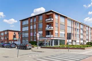 <p><span>Move-in ready </span><span>2</span><span>bedroom apartment </span><span> in a quiet residential area in Deurne. Located on the second floor of a small building with elevator.</span></p><p><span> </span></p><p><span>Would you like to live in the green surroundings of the </span><span>Rivierenhof </span><span>and the</span><span> </span><span>sports complex</span><span> Sportoase</span><span>?  With stores, schools, public transport and the connection to the freeways in the vicinity? Then this apartment is for you!</span></p><p><span> </span></p><p><span>Layout:</span></p><p><span> </span></p><p><span>Ground floor entrance hall with stairwell. </span></p><p><span>The apartment is located on the second floor (no elevator). We enter the entrance hall with fitted wardrobes. </span></p><p><span>From here there is access to the bright living space located on the street side. </span></p><p><span>The fitted kitchen has a sink, hob, extractor fan and oven. Washing machine and dryer connections.</span></p><p><span>2 bedrooms and a bathroom with toilet, shower and washbasin.</span></p><p><span>Convenient basement storage room included.</span></p><p><span> </span></p><p><span>Details:</span></p><p><span> </span></p><p><span>Centrally located</span></p><p><span>Green surroundings </span></p><p><span>PVC windows with double glazing (2010)</span></p><p><span>New boiler on natural gas</span></p><p><span> </span></p><p><span>Ideal apartment to use for yourself or as an </span><span>investment </span><span>to rent out! </span></p><p><span> </span></p><p><span> </span></p><p><span>Planning to buy property in Deurne? Or would you like a free valuation of your property? Call us for a free consultation on 03/568.68.06 or mail to <span>info@bolt.immo</span></span><span> </span></p><p><span> </span></p>