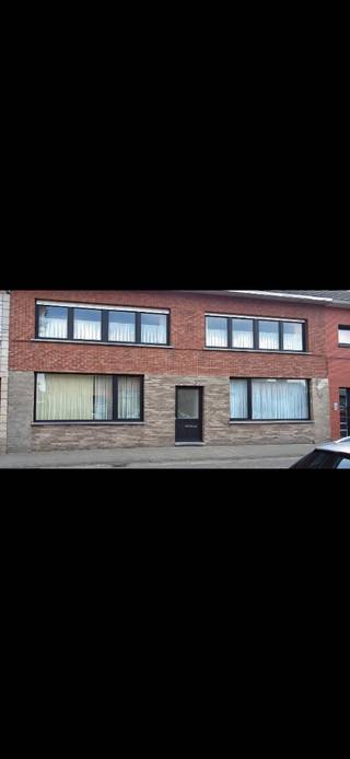 <p>TE KOOP – Gerenoveerd appartement met 3 slaapkamers in Kapellen</p><p>Vraagprijs: € 298.000</p><p>📍 Grensstraat 6/3, 2950 Kapellen</p><p>Op zoek naar een ruim en modern appartement met drie slaapkamers? Dit appartement in Kapellen werd gerenoveerd in 2021 en combineert een eigentijdse uitstraling met een praktische indeling en aangenaam wooncomfort.</p><p>Modern en comfortabel wonen</p><p>De lichtrijke leefruimte met grote ramen, warme houttinten en stijlvolle donkere binnendeuren zorgt voor een verzorgde en moderne uitstraling.</p><p>De ingerichte keuken beschikt over moderne, donkere kasten, een houten werkblad en ingebouwde toestellen. De badkamer is hedendaags afgewerkt met grijze tegels, een ruime inloopdouche en een handdoekradiator.</p><p>Indeling en troeven</p><p>* Renovatie uitgevoerd in 2021<br />* 3 slaapkamers<br />* Lichtrijke leefruimte<br />* Moderne, ingerichte keuken met ingebouwde toestellen<br />* Hedendaagse badkamer met inloopdouche<br />* Praktische inkomhal en bergruimte<br />* Onderhoudsvriendelijke vloerafwerking</p><p>Technische informatie</p><p>* Adres: Grensstraat 6/3, 2950 Kapellen<br />* Bouwjaar gebouw: 1964<br />* Renovatie: 2021<br />* Verwarming: condensatieketel uit 2013<br />* Vraagprijs: € 298.000<br />* Volgens de beschikbare informatie zijn er geen geplande renovaties aan het dak of de gevel.</p><p>Interesse?</p><p>Dit gerenoveerde appartement is een interessante opportuniteit voor wie op zoek is naar een ruime woonst met drie slaapkamers in Kapellen, geschikt voor eigen bewoning of als mogelijke investering.</p><p>Neem gerust contact op voor meer informatie of om een bezoek in te plannen.</p>