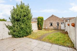 Op te frissen woning met ruime garage, 3 SLK en uitweg!Rustige ligging, mooie ruimtes en vooral héél veel potentieel!Ontdek deze ruime woning op een rustige ligging vlak bij het centrum van Desselgem. Met 3 slaapkamers, een ruime garage, tuin en een zolder met extra mogelijkheden vormt deze woning de ideale basis voor wie op zoek is naar een project dat volledig naar eigen smaak kan worden ingericht.INDELING: inkomhal met apart gastentoilet, lichtrijke leefruimte met grote open keuken, praktische berging en kelder. Op de eerste verdieping bevinden zich de overloop, 3 slaapkamers en een badkamer. De handige bergzolder biedt bijkomende opslagruimte en kan mits de nodige aanpassingen eventueel ingericht worden als extra slaapkamer, bureau of hobbyruimte.Buiten beschikt de woning over een tuin met heel wat mogelijkheden. De ruime garage, te bereiken via een uitweg achteraan, zorgt bovendien voor voldoende plaats voor een wagen, fietsen en extra stockage.TROEVEN:* rustige ligging nabij het centrum van Desselgem* kloeke woning (betonnen gewelven)* 3 slaapkamers* zolder met extra mogelijkheden* ruime garage mét uitwegBezoek na afspraak met Immo Beguin: charlotte@immobeguin.be
