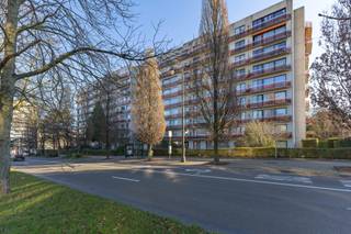 Immo Pické vous propose cet appartement rénové et prêt à emménager, situé au quatrième étage (avec ascenseur) d'un immeuble bien entretenu. L'appartement est idéalement situé à proximité des commerces, des transports en commun, des écoles et des transports publics. L'appartement se compose d'un hall d'entrée, d'un salon lumineux avec cuisine équipée attenante, d'une grande terrasse, de 2 chambres spacieuses, de toilettes séparées et d'une salle de bains spacieuse avec douche. De plus, cet appartement dispose d'une cave privative. Achat d'une place de parking ouverte pour 20 000 euros obligatoire.<br />Charges mensuelles : 316,50 euros (y compris l'eau chaude, l'eau froide, le chauffage, l'entretien des parties communes, l'électricité des parties communes, l'entretien de l'ascenseur et du jardin, l'assurance incendie, les frais de syndic, versement de 31 euro/m fonds de réserve inclu).