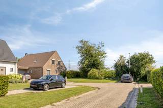 MAAK UW AFSPRAAK ONLINE VIA WWW.LISTINGS.BE. KIJKDAG 9 AUGUSTUS - RESERVATIE VERPLICHT.Deze polyvalente woning met bouwjaar 1985 bevindt zich in een...