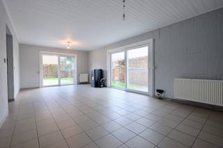 Dit instapklare appartement beschikt over twee volwaardige slaapkamers en is recent opnieuw geverfd. De ruime, lichtrijke leefruimte is voorzien...