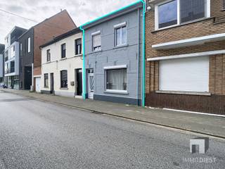 <p><span>Op zoek naar een betaalbare woning op een centrale ligging? Dan is deze rijwoning in het hart van Halen absoluut het ontdekken waard. </span></p><p><span>Deze gezellige starterswoning combineert een praktische indeling met drie slaapkamers, een aangenaam koertje en een handige berging achteraan. </span></p><p><span>Ideaal voor starters, jonge gezinnen die hun eerste stap willen zetten op de vastgoedmarkt.<br /><br />De ligging is een grote troef. U woont hier centraal in Halen, met winkels, scholen, openbaar vervoer en andere voorzieningen in de nabije omgeving. </span></p><p><span>Tegelijk geniet u van een vlotte verbinding richting Diest, Hasselt, Leuven en Brussel dankzij de nabijheid van de oprit Halen-Diest E40. Zo combineert u het gemak van centrumwonen met uitstekende bereikbaarheid.<br /><br />Binnen biedt de woning verrassend veel mogelijkheden. De leefruimtes vormen een warme basis om er een gezellige thuis van te maken, terwijl de drie slaapkamers zorgen voor voldoende ruimte voor een gezin, thuiswerkplek, hobbykamer of logeerkamer. </span></p><p><span>Achteraan beschikt de woning over een koertje, perfect voor wat extra buitenruimte zonder veel onderhoud.<br /><br />De berging achteraan is een praktische extra troef. Hier is plaats voor fietsen, tuinmateriaal, voorraad of andere spullen die u graag netjes uit het zicht bewaart. Compact, handig en functioneel — precies wat u nodig heeft in een comfortabele starterswoning.<br /><br />Een bijkomend financieel voordeel: als koper komt u mogelijk in aanmerking voor het verlaagde tarief van slechts 2% registratierechten, wat deze woning extra interessant maakt voor wie betaalbaar wil kopen. </span></p><p><span>Een stevige duw in de rug voor starters — en eerlijk, alle beetjes helpen wanneer u uw eerste thuis koopt.<br /><br />Deze woning is ideaal voor wie zoekt naar een toegankelijke, centraal gelegen en praktisch ingedeelde woning met potentieel. <br /><br /></span><span>Troeven</span><span><br />Betaalbare starterswoning<br />Centraal gelegen in Halen<br />3 slaapkamers<br />Gezellig koertje<br />Praktische berging achteraan</span></p><p><span>Electriciteit conform AREI<br />Mogelijk slechts 2% registratierechten<br />Vlotte verbinding via oprit Halen-Diest E40<br />Ideaal voor starters, jonge koppels of jonge gezinnen<br />Winkels, scholen en voorzieningen vlakbij<br /><br /></span></p><p><span>Interesse?<br />Neem contact op met Immo Diest </span></p><p><span>Hasseltsestraat 17, 3290 Diest<br /><span>info@immodiest.be</span></span><span><br />+32 13 31 25 22<br /><span>www.immodiest.be</span></span><span> </span></p><p><span> </span></p><p><span>Beter nog, bel mij op 0498 52 64 52 of mail naar </span><span>jan.vanonckelen@immodiest.be</span></p><p><span>Ik geef je een persoonlijke rondleiding. </span></p><p><span> </span></p>