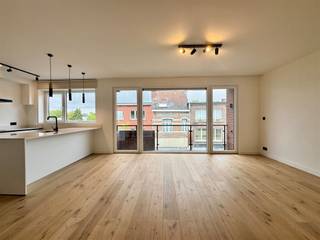 <div>Wij stellen u graag dit in 2022 gerenoveerde appartement voor, gelegen op de bovenste verdieping van een klein gebouw in mede-eigendom zonder syndicus (gelijkvloers + 2 verdiepingen), met bijzonder lage kosten: ongeveer 100 euro per jaar.</div><div> </div><div>Een ruime inkomhal van 6 m² geeft toegang tot de hoofdleefruimte: een woon- en eetkamer van 40 m², badend in het licht dankzij een grote raampartij en verlengd door een terras van 3 m².</div><div> </div><div>De volledig ingerichte keuken van 12 m² oogt als nieuw en is opgebouwd rond een groot kookeiland met heel wat bergruimte. De toestellen zijn van het merk Siemens (koelkast, diepvriezer, vaatwasser, inductiekookplaat, oven en microgolfoven) en de dampkap van Novy voert de dampen naar buiten af.</div><div> </div><div>Een gang van 3 m² leidt naar de badkamer met douche en toilet (6 m²), gekenmerkt door een mooie koepel die natuurlijk licht binnenlaat en door een handdoekradiator. Een tweede afzonderlijk toilet van 1,5 m² doet dienst als gastentoilet.</div><div> </div><div>Aan de slaapzijde beschikt de ouderslaapkamer van 15 m² over ingebouwde verlichting aan het hoofdeinde en over een aangenaam terras van 2 m². De tweede slaapkamer van 12 m² heeft eveneens haar eigen terras van 2 m². De derde ruimte van 8 m² past zich aan uw noden aan: extra slaapkamer of bureau.</div><div> </div><div>Het geheel wordt vervolledigd door een wasplaats van 8 m², even functioneel als aangenaam, met plaats voor wasmachine, droogkast en technische kasten. Alle kamers zijn bovendien voorzien van een ethernetaansluiting.</div><div> </div><div>Het appartement wordt aangeboden met een private garage van 28 m² (10 x 2,8 m), ruim genoeg voor twee grote wagens, voorzien van een elektrische garagepoort en uitgerust met een laadpaal voor elektrische wagens met een vermogen van 7,5 kW. De elektriciteit van het appartement en van het gebouw is conform.</div><div> </div><div>Een ideale ligging, op wandelafstand van alles</div><div> </div><div>Alle dagelijkse winkels zijn te voet bereikbaar: Albert Heijn, Lidl, Delhaize en Aldi liggen op amper 200 meter, net als een snellaadpaal. Een apotheek en het station van Willebroek vervolledigen de onmiddellijke omgeving, en tal van bushaltes bedienen de buurt. Het centrum van Willebroek ligt vlakbij.</div><div> </div><div>Ook de grote verkeersassen liggen binnen handbereik, met een snelle verbinding naar Antwerpen enerzijds en naar Brussel en Mechelen anderzijds.</div>