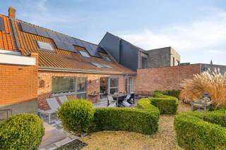 On a land area of 878m², we find this renovated 4-bedroom house for sale. This spacious family home is located near the charming village center...