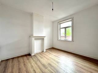 Deze te renoveren woning is goedgelegen qua bereikbaarheid. Garage en uitweg achteraan. Veel potentieel en ideaal voor handige harry's.

Bovendien zijn er reeds vergunde plannen beschikbaar voor de oprichting van een volledig nieuwe woning. Deze vergunning biedt een unieke kans voor wie op zoek is naar een nieuwbouwproject zonder administratieve zorgen.

INDELING: inkom en traphal, grote lichtrijke leefruimte, keukenplaats, extra bijgebouw/berging en garage. Terras en tuin met uitweg. Op het tussenverdiep bevindt zich de grote badkamer, en op het verdiep 2 slaapkamers. Grote zolder (te bereiken via vaste trap) biedt extra potentieel. Dak in goede staat.

Bezoek na afspraak met IMMO BEGUIN: arne@immobeguin.be