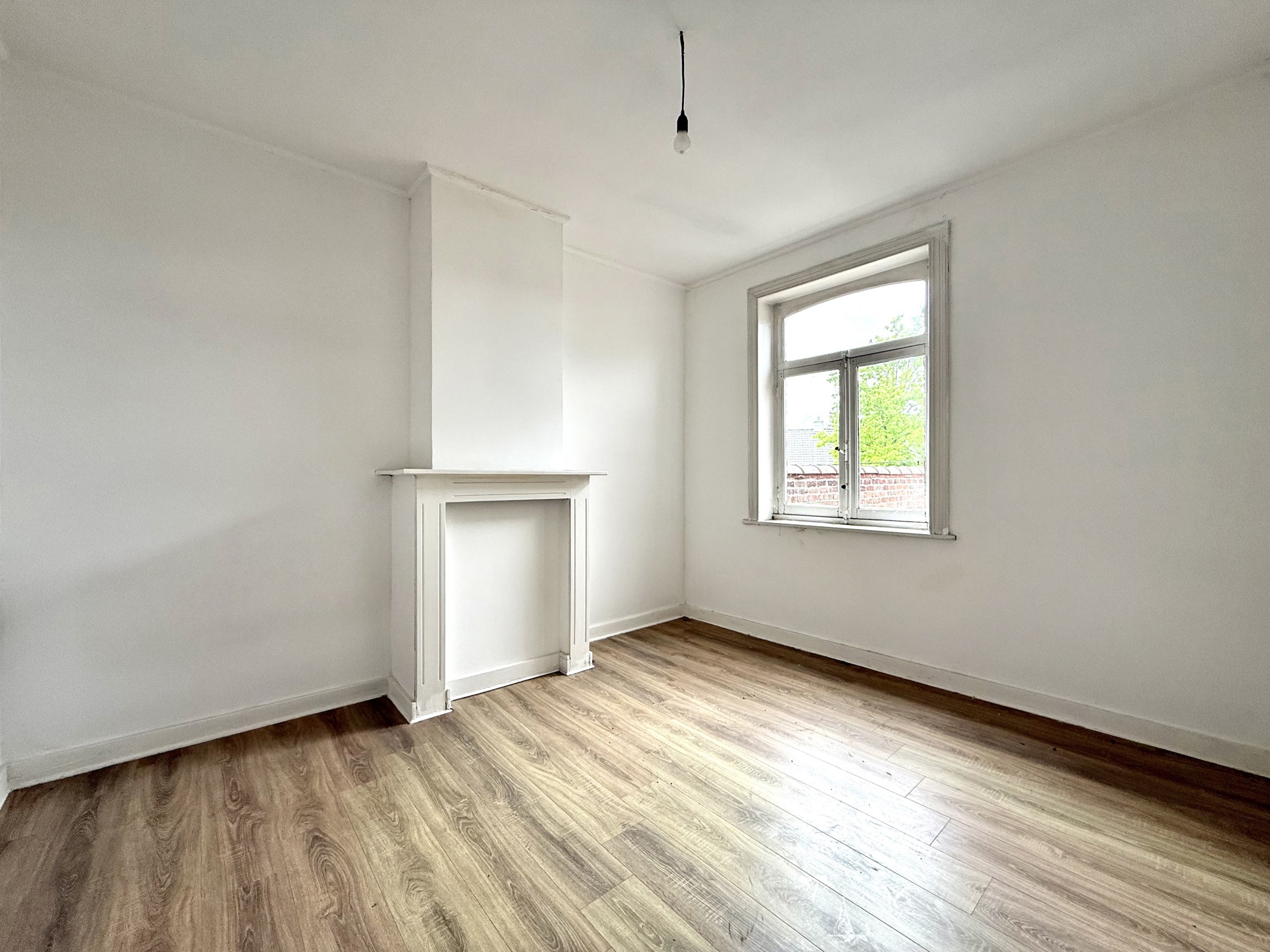 Te renoveren woning met 2 slk, garage en tuin. - foto 2