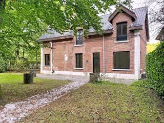 Charmante woning (voormalig koetshuis) aan het golfterrein in Wommelgem.Naast de golf is er een groepering van vier woningen, deze woning is er hier...