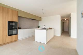 <p>Welkom in Residentie Due, een charmante, kleinschalige nieuwbouwresidentie te Wippelgem. </p><p>Wij bieden het laatste beschikbare appartement op het 1e verdiep aan. Hier ervaart u een instant zengevoel dankzij een royaal Zuidwest gericht terras (40m²) met uniek uitzicht op de akkers en de weilanden.</p><p> </p><p>Het appartement zelf is 135m² groot en specifiek ontworpen met extra aandacht voor maximaal wooncomfort in combinatie met energiezuinig wonen. Voorzien dus van de modernste technieken: warmtepomp, vloerverwarming, ventilatiesysteem C+, zonnepanelen en superisolerende beglazing.</p><p> </p><p>Indeling van het appartement: inkomhal, lichtrijke leefruimte, volledig uitgeruste keuken met groot eiland, gastentoilet, douchekamer, 2de badkamer met vrijstaand bad, ruime berging en drie volwaardige slaapkamers. Het royale terras paalt aan de leefruimte/keuken en is een unieke troef!</p><p>Op het terrein is er mogelijkheid tot aankoop van een garage (met geautomatiseerde sectionaalpoort) en staanplaats.</p><p> </p><p>Dit appartement biedt alle ruimte en luxe van een woning met bovendien het comfort van een appartement.</p><p>Zeer interessant is de mogelijk tot aankoop aan 6% btw tarief! (onder voorwaarden)</p><p><br /><strong>EXTRA VOORDEEL : budget van € 3.630 (incl. BTW) schilderwerken inbegrepen in de verkoopprijs!! (geldig bij aankoop voor 30/09/2026)</strong></p><p> </p><p>Bezoek ter plaatse onthult u het volledige potentieel van dit unieke appartement! </p><p>Steeds mogelijk op afspraak: contacteer hiervoor Steffi telefonisch op 0498/50.50.94 of per mail steffi@vastgoeddevos.be </p>