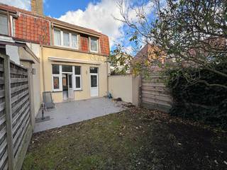 Pour une visite ou plus d'informations, veuillez contacter nicolas@jolieinvest.be<br /><br />Découvrez cette agréable et lumineuse maison située dans une rue calme, à l'écart de la circulation, à deux pas de la charmante église Duinenkerkje. Grâce à son emplacement central, commerces, restaurants et magnifiques sentiers de randonnée sont accessibles à pied – idéal pour ceux qui apprécient le confort et un environnement verdoyant.<br /><br />Agencement du bien:<br /><br />Rez-de-chaussée :
<ul>
	<li>Hall d'entrée avec WC séparés</li>
	<li>Séjour confortable avec coin repas</li>
	<li>Cuisine séparée équipée d'électroménager</li>
	<li>Terrasse ensoleillée avec jardin attenant – parfaite pour profiter du plein air</li>
</ul>
Premier étage :

<ul>
	<li>Deux chambres spacieuses</li>
	<li>Salle de bains avec douche, lavabo et branchement pour lave-linge</li>
	<li>WC séparés avec lavabo</li>
</ul>
Deuxième étage :

<ul>
	<li>Combles aménagés en troisième chambre</li>
	<li>Salle de bains supplémentaire avec WC et douche</li>
</ul>
<br />Ce bien offre un agencement pratique, une luminosité naturelle abondante et tout le confort nécessaire pour un emménagement sans souci.<br /><br />Le bien est disponible immédiatement.