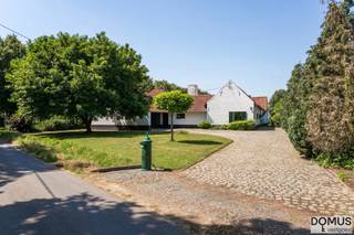 <p>Op zoek naar een unieke woonplek in een absolute topligging in het landelijke Oppem? Deze charmante hoeve is werkelijk een buitenkans voor wie houdt van rust, ruimte en landelijk wonen. Gelegen op een prachtig perceel van maar liefst 48a40ca geniet deze eigendom van een uiterst landelijke en zuidgerichte ligging met een vrij en weids zicht over de achterliggende velden.</p>
<p>De hoeve biedt vandaag reeds een mooie basis, maar zal best volledig gerenoveerd en gemoderniseerd worden. Net dit maakt het mogelijk om hier een unieke thuis te creëren volledig volgens eigen wensen en stijl. Dankzij de ruime indeling en de vele mogelijkheden is dit een ideaal project voor liefhebbers van karaktervolle woningen met visie en overvloedige charme.</p>
<p>Momenteel beschikt de woning over 4 slaapkamers en 2 badkamers, maar alles kan opnieuw ingericht en aangepast worden naar de noden van de toekomstige bewoners.</p>
<p>De ruime grond biedt bovendien tal van mogelijkheden en maakt deze eigendom bijzonder interessant voor paardenliefhebbers of voor wie droomt van een landelijke levensstijl met ruimte rondom de woning.</p>
<p>Een zeldzame kans om een hoeve met karakter, privacy en een absolute topligging in Meise langsheen een prachtige idyllische lindenboomdreef, volledig naar eigen hand te zetten.</p>
<p>Een unieke eigendom op een unieke locatie – ontdek de mogelijkheden en creëer hier uw droomwoning.</p>