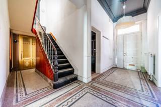 Contact et visites : Mattia Di Pisa – 0484 64 96 68 Bien de caractère à rénover 4 chambres, garage et grand jardin Marcinelle Située à Marcinelle,...