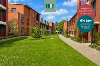 BEZOEK DE NIEUWE MODELWONING EN INGERICHTE APPARTEMENTEN – 6% btw mogelijk<br /><br />We nodigen je uit om wonen op zijn best te ervaren. Ontdek de nieuwe ruime modelwoningen (4 slpk) en verschillende ingerichte appartementen, midden in het autovrije binnengebied. Ook de tuin, een rustige oase in de stad, wordt momenteel volop aangelegd. Ruimte, rust, licht en comfort staan deze keer centraal, precies zoals wonen in Hof Berlamuze bedoeld is.<br /><br />Dit project geniet van het verlaagde btw-tarief van 6% btw voor sloop en heropbouw, onder voorwaarden. NIEUW: niet alleen wie een Hof Berlamuze appartement of woning koopt voor eigen bewoning, maar ook investeerders (particulier of vennootschap) kunnen nu van dit gunsttarief genieten. (www.hofberlamuze.be/6btw)<br /><br />De werken zitten in een vergevorderde fase en de modelappartementen zijn klaar voor uw bezoek. Kom zelf de hoogwaardige afwerking en het wooncomfort ontdekken in deze inspirerende, nieuwe woonomgeving.<br /><br />Hof Berlamuze telt zeven stijlvolle laagbouw woongebouwen, harmonieus ingepast rond een centraal binnenhof met veel groen en rust. Het aanbod is divers: van comfortabele appartementen met 1 slaapkamer tot ruime gezinswoningen met 4 slaapkamers.<br />Hier woon je vlak bij de muziekschool en middenin het kloppende hart van Lier – waar cultuur, natuur en water samenkomen.<br /><br />Hof Berlamuze: hier zit muziek in jouw toekomst!<br /><br />Info:<br />www.hofberlamuze.be<br />Een persoonlijke afspraak?<br />www.hofberlamuze.be/maak-afspraak/ - wonen@fidesinvest.be - t 03 232 54 00<br /><br />Dit lichtrijke, eigentijdse en kwalitatief afgewerkte appartement biedt een ruime leefruimte met volledig uitgeruste keuken, die rechtstreeks toegang geeft tot het zonnige terras. Het appartement is voorzien van vloerverwarming in alle ruimtes, aangestuurd via een energiezuinige lucht/water warmtepomp. Verder beschikt het over twee volwaardige slaapkamers, een ingerichte badkamer, een apart toilet en een praktische berging.<br />Dankzij de aluminium raamprofielen en de hoogwaardige thermische en akoestische isolatie geniet u hier van optimaal wooncomfort, het hele jaar door.<br /><br />Info? www.hofberlamuze.be. Een afspraak? www.hofberlamuze.be/maak-afspraak/ - wonen@fidesinvest.be - t 03 232 54 00.