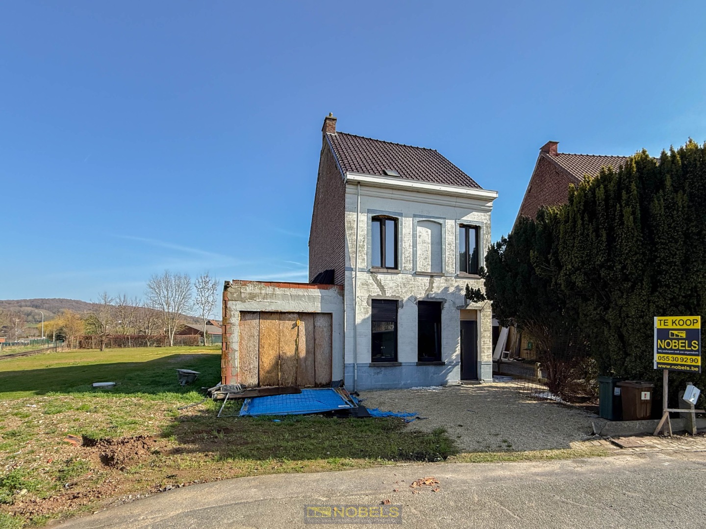 Te koop, Verder af te werken gezinswoning op ruim perceel in doodlopende straat te Ronse! - foto 1